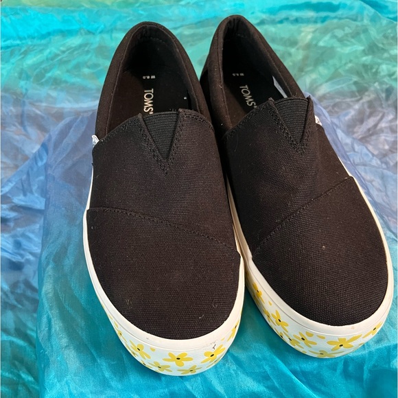 Toms Fenix Platform black with yellow floral platform 8.5 NWT - Picture 5 of 11